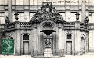 Cette fontaine monumentale fut construite en 1757, elle est appuyée contre la façade de la banque . La fontaine est ornée de deux divinités représentant les deux cours d'eau les plus important de la région, L'homme l'AA et la femme La Lys;
